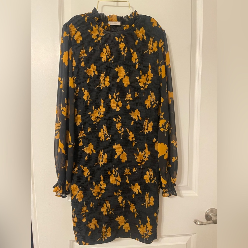 Long sleeve dress. The fabric is comfy. Size Meduim